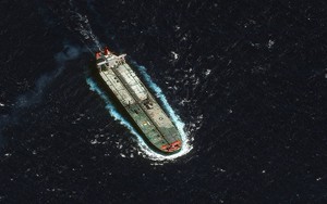 Vừa đón tàu dầu Nga, Cuba lại chứng kiến tàu chở hơn 15.000 tấn hàng viện trợ ung dung cập bến Havana, không phải từ Mỹ hay Iran