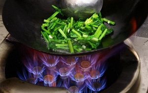 Dầu ô liu phải "chịu thua" loại dầu này khi nấu món xào, bác sĩ nghiêm mặt: 3 loại dầu này ĐỪNG BAO GIỜ dùng!