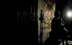 Thiếu hụt xăng dầu, 1 quốc gia châu Á ra lệnh tắt hết đèn đường và biển quảng cáo để tiết kiệm năng lượng