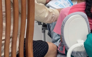 Bố chồng U80 chăm con riêng của con dâu tận tâm, 1 tay lo hết: Cổ tích có lẽ cũng chỉ đến thế này thôi!