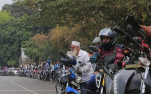 Không phải tắc đường, đây là dòng người vô tận chờ đổ xăng tại 1 quốc gia châu Á: Vấn đề không phải giá bao nhiêu nữa