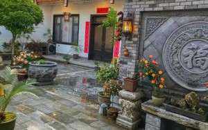 Bỏ phố về quê, người đàn ông cải tạo sân 100m² đẹp suốt 4 mùa: Không cần giàu vẫn sống an yên