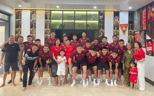 Dàn ngôi sao ĐT Việt Nam đến thăm căn biệt thự Tuấn Hải xây cho bố mẹ, bên trong thế nào mà Duy Mạnh còn phải xuýt xoa