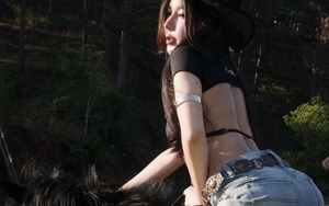 Trổ tài "cưỡi ngựa", hot girl xinh đẹp khiến triệu anh em "đứng hình"