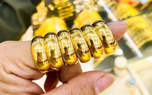 Giá vàng 'bốc hơi' 200 USD chỉ sau một đêm, vàng nhẫn giảm 4 triệu đồng/lượng