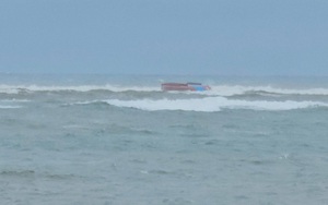 Tàu cá chở 7 người lật ở cửa biển Quảng Trị, 2 ngư dân nhập viện