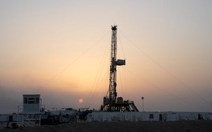 Xung đột leo thang ở Trung Đông, nước đồng minh của Mỹ không thể bơm 1,6 triệu thùng dầu mỗi ngày, sáng mở mắt là bay ngay gần 130 triệu USD