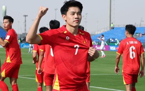 Tiền đạo Đình Bắc được Bộ trưởng trao bằng khen