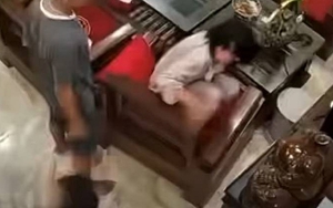 Cư dân mạng Việt Nam bàng hoàng trước clip đánh nhau như kẻ thù của 2 chị em, nhưng thái độ người lớn đứng bên cạnh mới đáng nói!