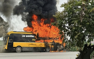 Xe khách giường nằm bốc cháy dữ dội khi chờ đón công nhân ở Bắc Ninh