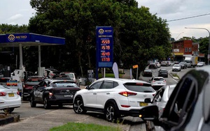 Giá xăng nhiều nơi trên thế giới tăng vọt, người dân xếp hàng dài chờ đổ