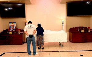 Thi thể Kasim Hoàng Vũ được đưa về nhà quàn sáng nay, mẹ ruột đau đớn chọn quan tài cho con