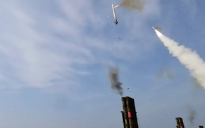 Hệ thống phòng không Cheongung-II Hàn Quốc bắn hạ tên lửa Iran trên bầu trời UAE