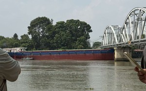 Sà lan va cầu Ghềnh, nhiều người đi xe máy ngã nháo nhào, hiện trường đang được xử lý