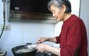 70 tuổi mẹ tôi còn đòi mua đất, nhìn bản vẽ bà cất trong tủ tôi mới thấy xấu hổ nghẹn ngào