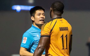 HLV V.League bức xúc: "Trọng tài cứ thế này, bóng đá Việt Nam khó nâng tầm nổi"