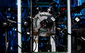 Cuộc đua giành quyền kiểm soát tính bằng giây: Trung Quốc thách thức vị thế độc tôn của Mỹ