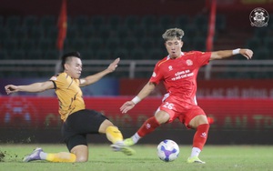 Chân sút Việt kiều 19 tuổi báo tin vui cho HLV Kim Sang-sik; HAGL lại "lâm nguy"