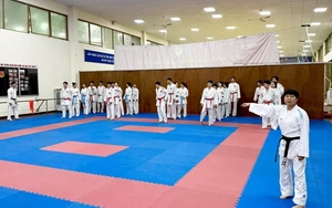 Những nữ HLV trưởng âm thầm phía sau sàn đấu