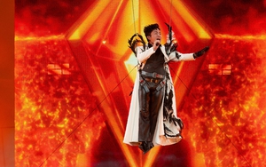 Tùng Dương đu dây xuống sân khấu, hát máu lửa