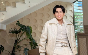 Một nam ca nhạc sĩ thần tượng Đan Trường, ảnh treo đầy nhà, được thần tượng làm cho điều này