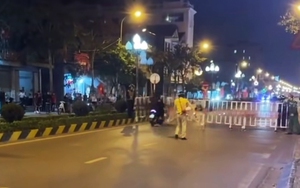 Bất chấp rào chắn, nhóm thanh niên chở 3 lao xe tốc độ cao để 'thông chốt'