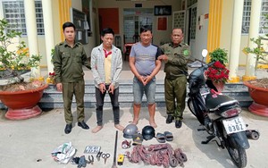 Hàng loạt trụ điện chiếu sáng bỗng tắt lịm, công an phát hiện sự thật trong rừng cao su