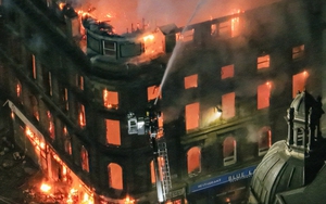 Cháy lớn thiêu rụi tòa nhà biểu tượng lịch sử tại trung tâm thành phố, 15 xe cứu hỏa được điều động