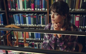 Xem phim Sex Education, tôi sững sờ và lái xe đi tìm con ngay trong đêm mưa: Đừng đi con ơi, bố sai rồi!