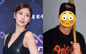 Nữ ca sĩ xinh đẹp hẹn hò cầu thủ U70 đáng tuổi bố, chỉ hơn mẹ cô 4 tuổi gây chú ý