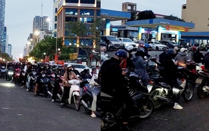 Cảnh tượng dòng xe xếp hàng dài chờ đổ xăng, Hà Nội công bố 21 cây hết hoặc tạm dừng bán