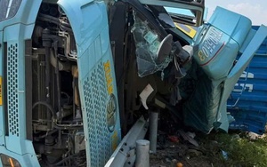 CLIP: Khoảnh khắc xe container tông xe máy, 3 người tử vong