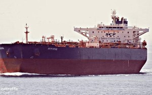 Thách thức mọi đe doạ bắt giữ, hàng chục tàu chở dầu của Nga vẫn ung dung đi qua eo biển của một nước G7