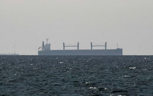 Được 4 tàu chiến hộ tống, tàu chở 45.000 tấn khí đốt của một nước châu Á 'trót lọt' vượt eo biển Hormuz sau 20 tiếng đi giữa làn đạn, thuỷ lôi