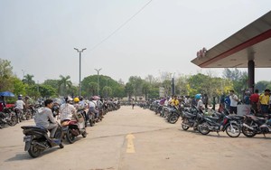 Một quốc gia Đông Nam Á đang vật lộn trong cơn 'khát' dầu: Nguồn dầu dự trữ chỉ đủ dùng trong 40 ngày, giá xăng dầu cao ngất ngưởng, tương đương 55 nghìn đồng/lít