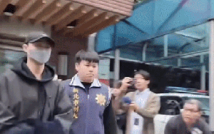 Không phải tin đùa ngày Cá tháng 4: Nam diễn viên bị còng tay, bắt giữ khẩn cấp