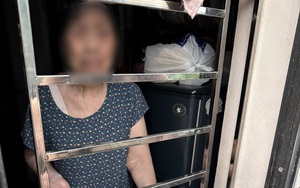 Xôn xao thông tin cụ bà ở Hà Nội "bị nhốt trong nhà của mình", con đưa cơm qua cửa sổ: Chính quyền nói gì?