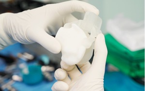 Lần đầu tại Việt Nam: Thay khớp gối bằng robot AI "may đo" từng milimet