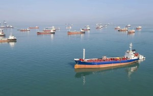 Hormuz vẫn dưới tầm kiểm soát của Iran, các 'ông lớn' dầu mỏ vẫn bất ngờ phát lệnh bốc hàng: Liệu có thỏa thuận ngầm?