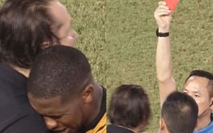 HLV châu Âu nguy cơ bị VFF phạt nặng sau hành vi phản cảm với trọng tài gây xôn xao V.League