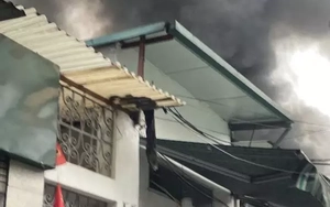 Cháy kho đông lạnh ở Hà Nội, cột khói đen cuồn cuộn