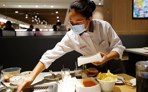 Cựu nhân viên Haidilao "bóc phốt": Quản lý ép nhân viên tự bỏ tiền túi mua quà 1,7 triệu đồng đền cho khách