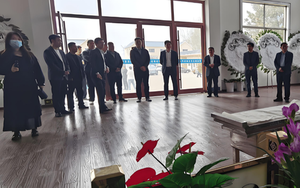 Trong đám tang bố tôi, có một người đến viếng, sau khi nhìn thấy, vợ tôi lặng lẽ dọn đồ bỏ về ngoại