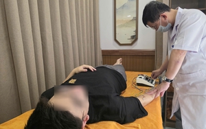 Nam thanh niên 27 tuổi bị liệt cánh tay sau giờ chợp mắt ngủ trưa: Bác sĩ Bệnh viện Bạch Mai cảnh báo 1 thói quen gây tổn thương nghiêm trọng