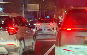 Hơn 100 chiếc taxi đồng loạt "chết máy" giữa đường đông đúc, hành khách hoảng loạn cầu cứu suốt 90 phút