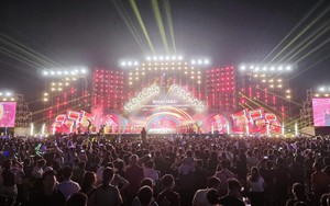 Tổng Giám đốc VOV Đỗ Tiến Sỹ đánh trống khai mạc Liên hoan Phát thanh toàn quốc lần thứ XVII