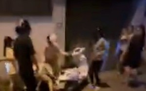 Công an vào cuộc vụ 2 nhóm phụ nữ đánh nhau, nhiều người vây quanh quay clip