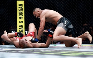 Khuỵu gối đầu trận, võ sĩ vẫn lật kèo giành đai UFC