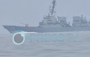 Báo Iran tung video 'tàu Mỹ qua eo biển Hormuz thất bại, suýt bị phá huỷ'