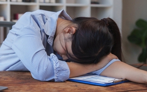 Chê lương bèo, nữ nhân viên thản nhiên ngủ nướng 5 tiếng ở công ty để "dạy" sếp bài học: "Tiền nào của nấy!"